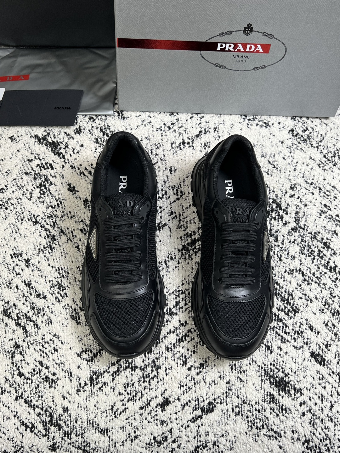 Prada  高品质  顶级工艺品，普拉达  专柜同步，原厂配置意大利进口牛皮面料，进口牛皮内里垫，透气舒适，鞋底：原厂