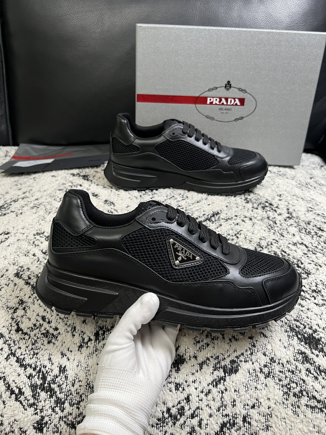 Prada  高品质  顶级工艺品，普拉达  专柜同步，原厂配置意大利进口牛皮面料，进口牛皮内里垫，透气舒适，鞋底：原厂