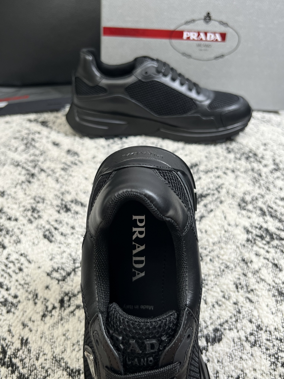Prada  高品质  顶级工艺品，普拉达  专柜同步，原厂配置意大利进口牛皮面料，进口牛皮内里垫，透气舒适，鞋底：原厂