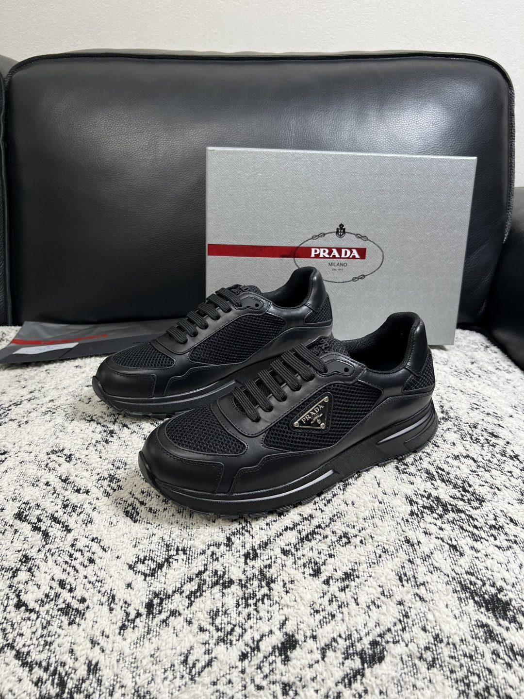 Prada  高品质  顶级工艺品，普拉达  专柜同步，原厂配置意大利进口牛皮面料，进口牛皮内里垫，透气舒适，鞋底：原厂