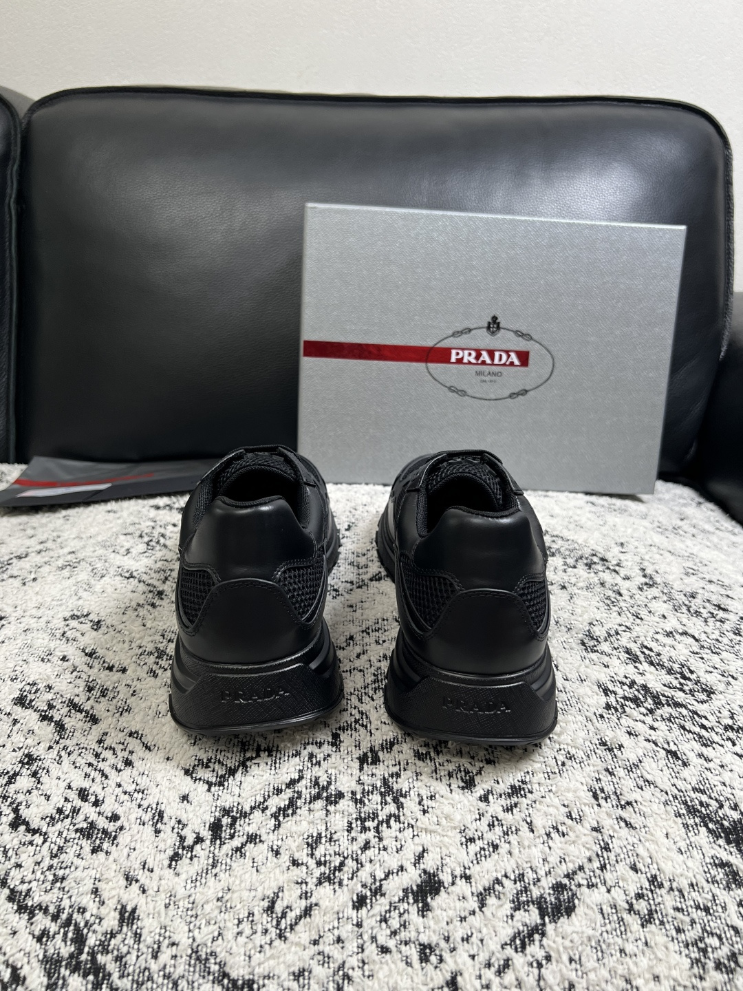 Prada  高品质  顶级工艺品，普拉达  专柜同步，原厂配置意大利进口牛皮面料，进口牛皮内里垫，透气舒适，鞋底：原厂
