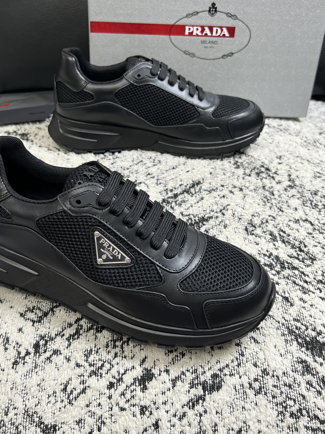 Prada  高品质  顶级工艺品，普拉达  专柜同步，原厂配置意大利进口牛皮面料，进口牛皮内里垫，透气舒适，鞋底：原厂