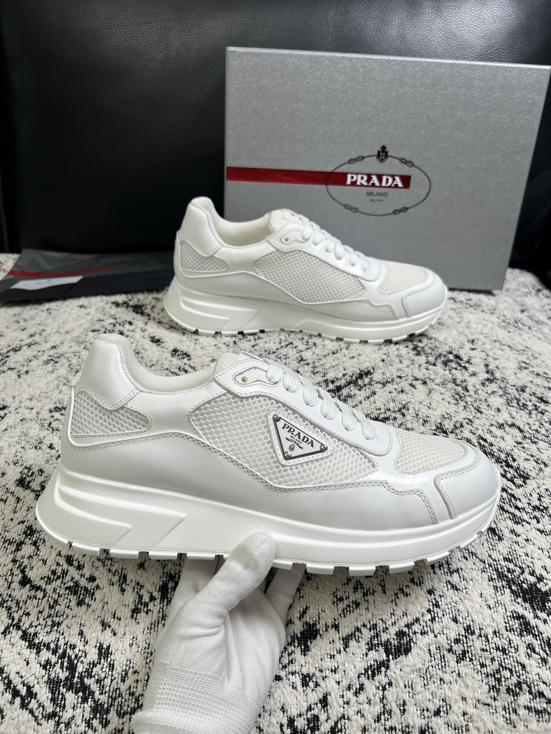 Prada  高品质  顶级工艺品，普拉达  专柜同步，原厂配置意大利进口牛皮面料，进口牛皮内里垫，透气舒适，鞋底：原厂