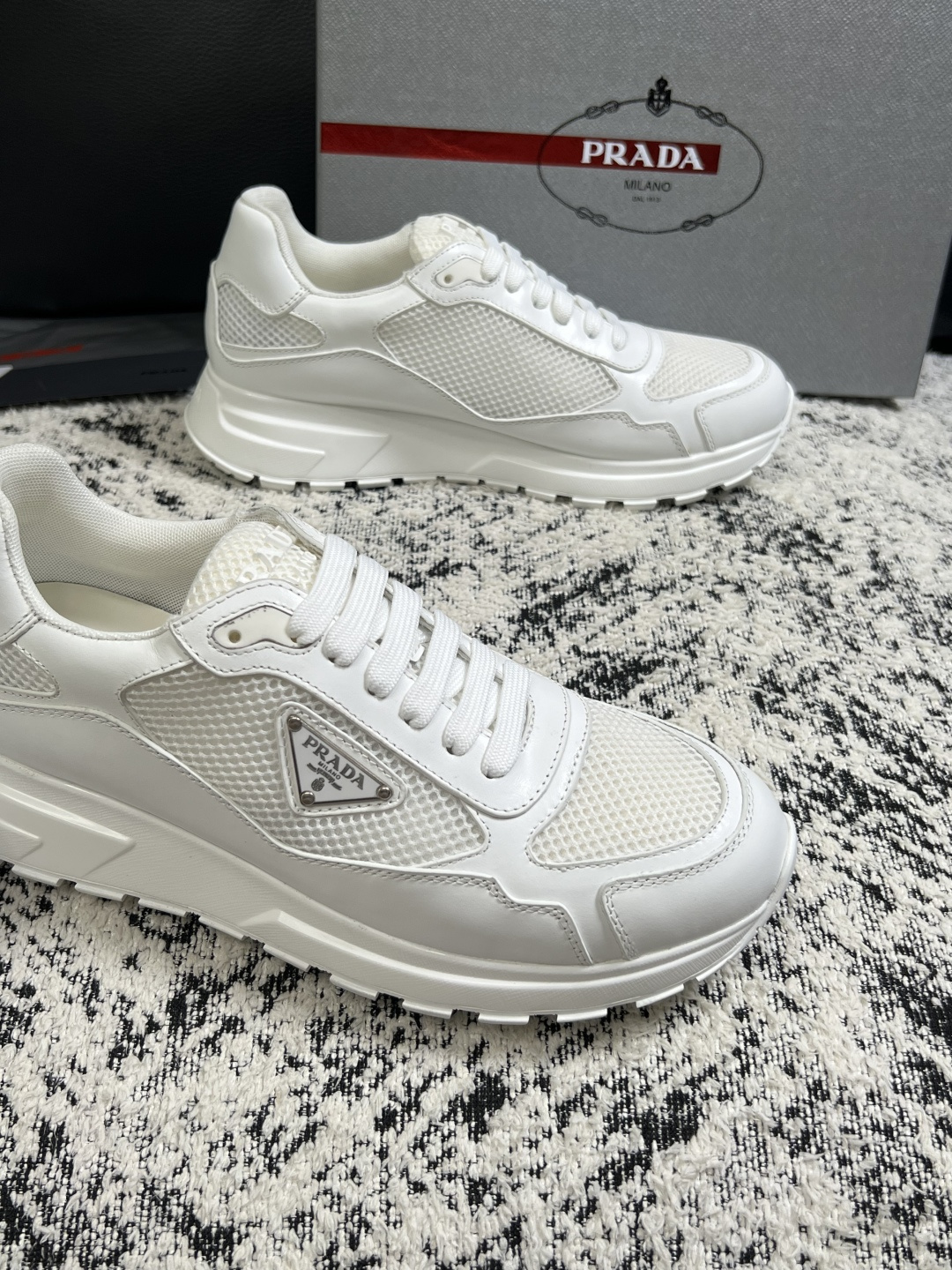 Prada  高品质  顶级工艺品，普拉达  专柜同步，原厂配置意大利进口牛皮面料，进口牛皮内里垫，透气舒适，鞋底：原厂