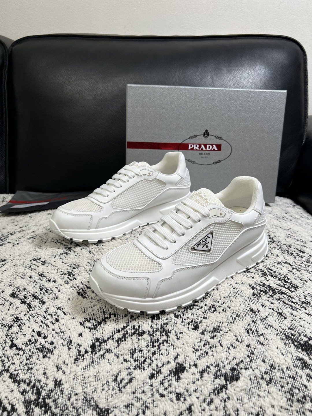 Prada  高品质  顶级工艺品，普拉达  专柜同步，原厂配置意大利进口牛皮面料，进口牛皮内里垫，透气舒适，鞋底：原厂
