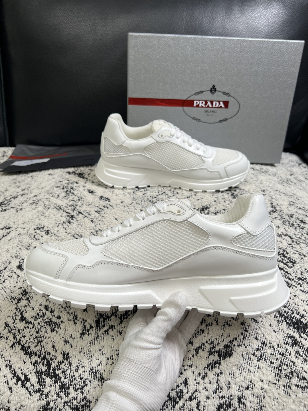 Prada  高品质  顶级工艺品，普拉达  专柜同步，原厂配置意大利进口牛皮面料，进口牛皮内里垫，透气舒适，鞋底：原厂