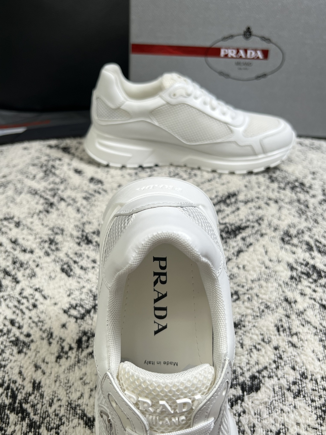Prada  高品质  顶级工艺品，普拉达  专柜同步，原厂配置意大利进口牛皮面料，进口牛皮内里垫，透气舒适，鞋底：原厂