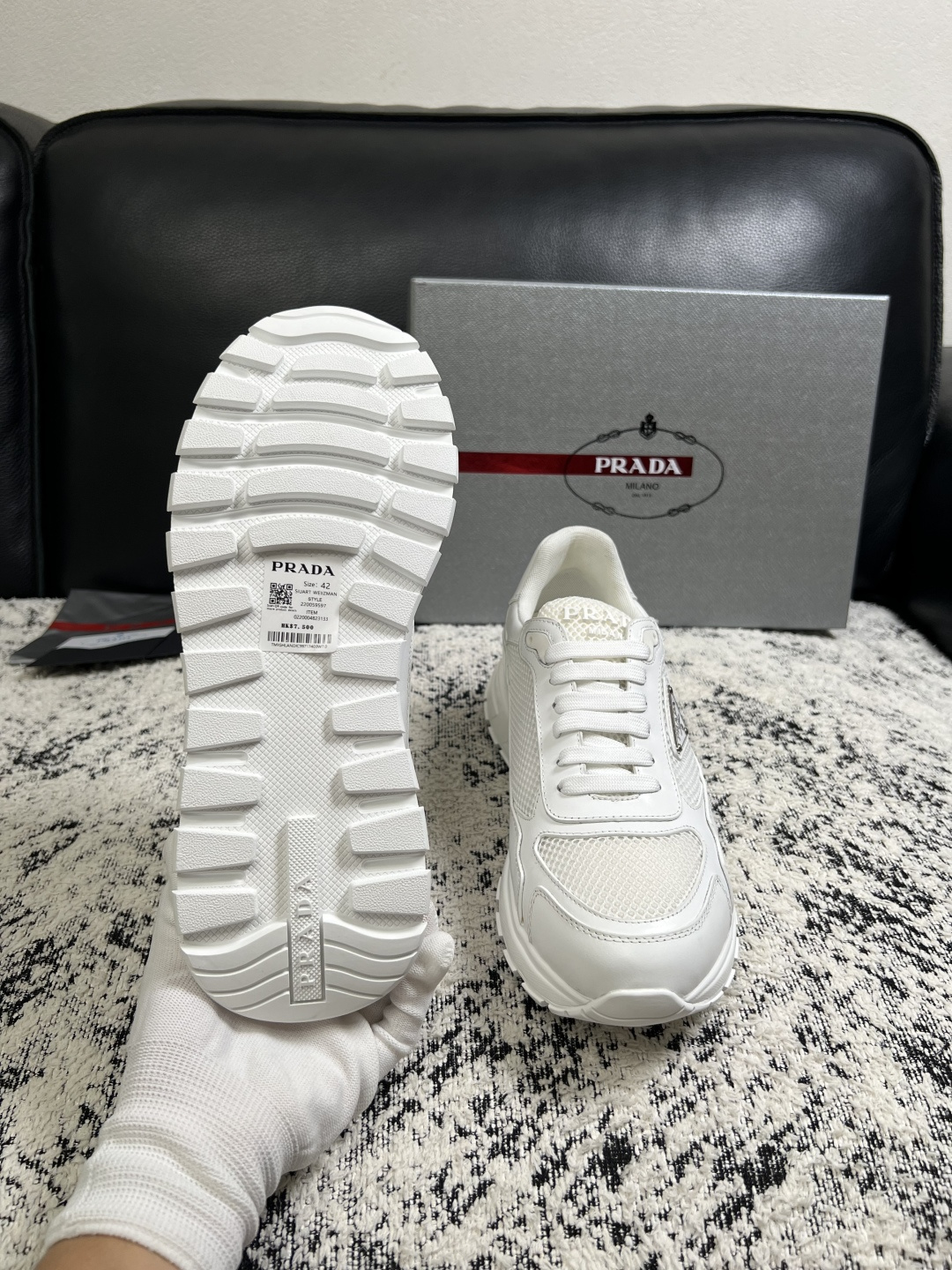 Prada  高品质  顶级工艺品，普拉达  专柜同步，原厂配置意大利进口牛皮面料，进口牛皮内里垫，透气舒适，鞋底：原厂