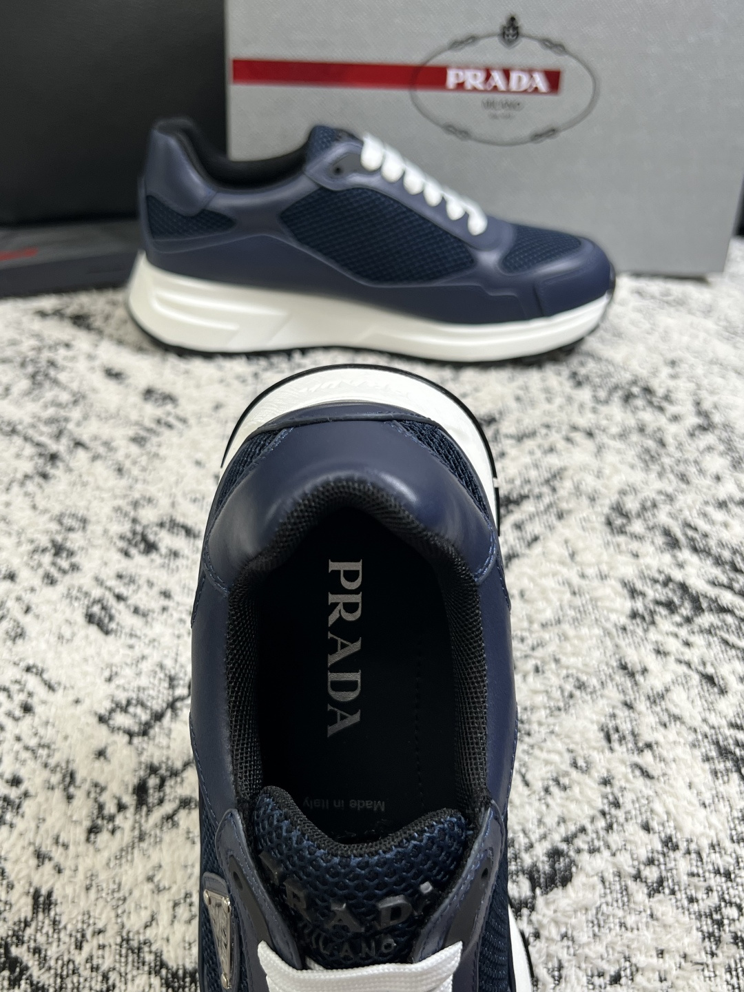 Prada  高品质  顶级工艺品，普拉达  专柜同步，原厂配置意大利进口牛皮面料，进口牛皮内里垫，透气舒适，鞋底：原厂