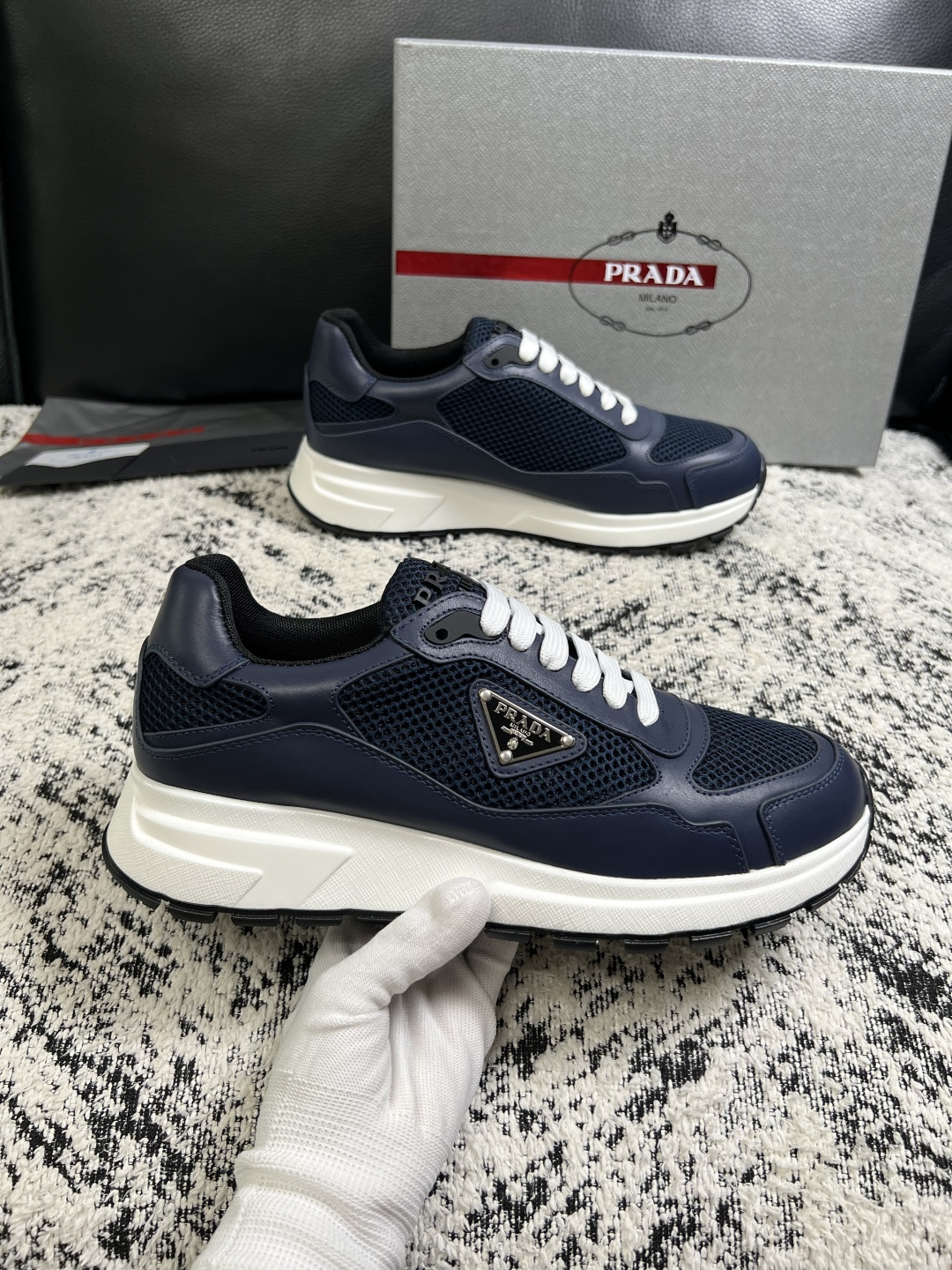 Prada  高品质  顶级工艺品，普拉达  专柜同步，原厂配置意大利进口牛皮面料，进口牛皮内里垫，透气舒适，鞋底：原厂