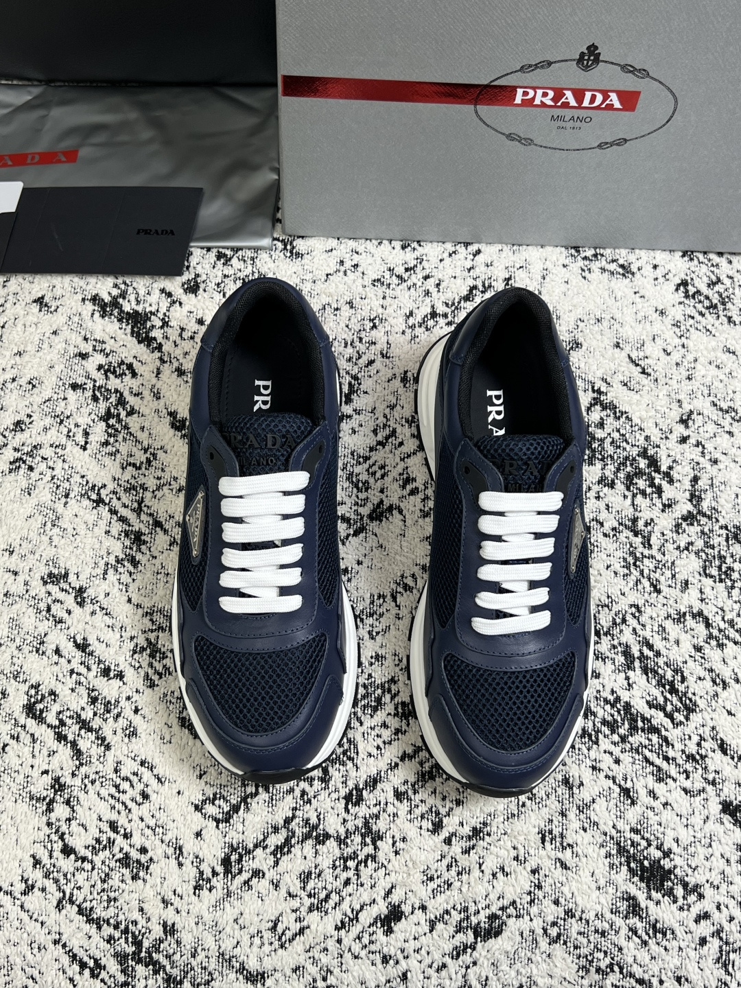 Prada  高品质  顶级工艺品，普拉达  专柜同步，原厂配置意大利进口牛皮面料，进口牛皮内里垫，透气舒适，鞋底：原厂