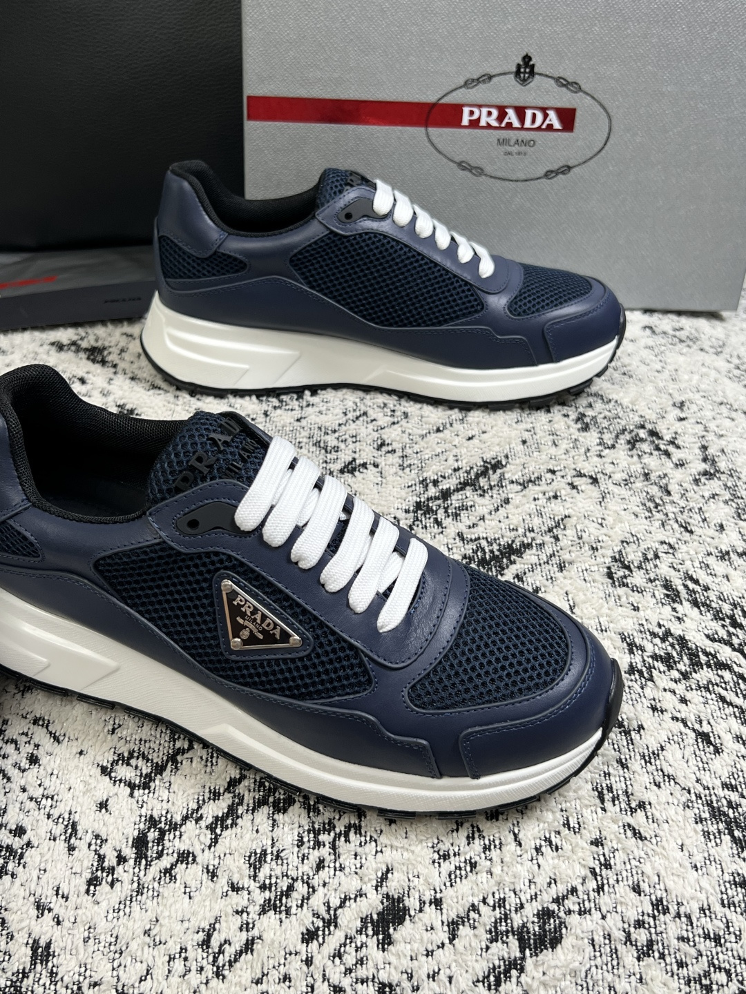 Prada  高品质  顶级工艺品，普拉达  专柜同步，原厂配置意大利进口牛皮面料，进口牛皮内里垫，透气舒适，鞋底：原厂