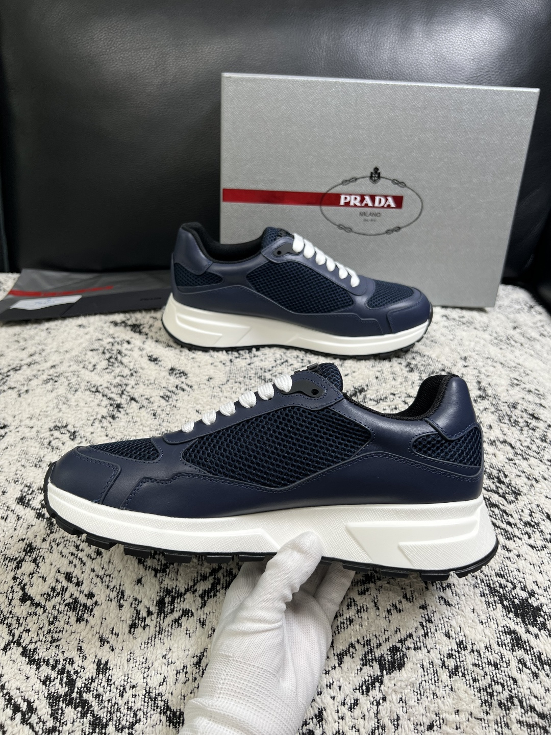Prada  高品质  顶级工艺品，普拉达  专柜同步，原厂配置意大利进口牛皮面料，进口牛皮内里垫，透气舒适，鞋底：原厂