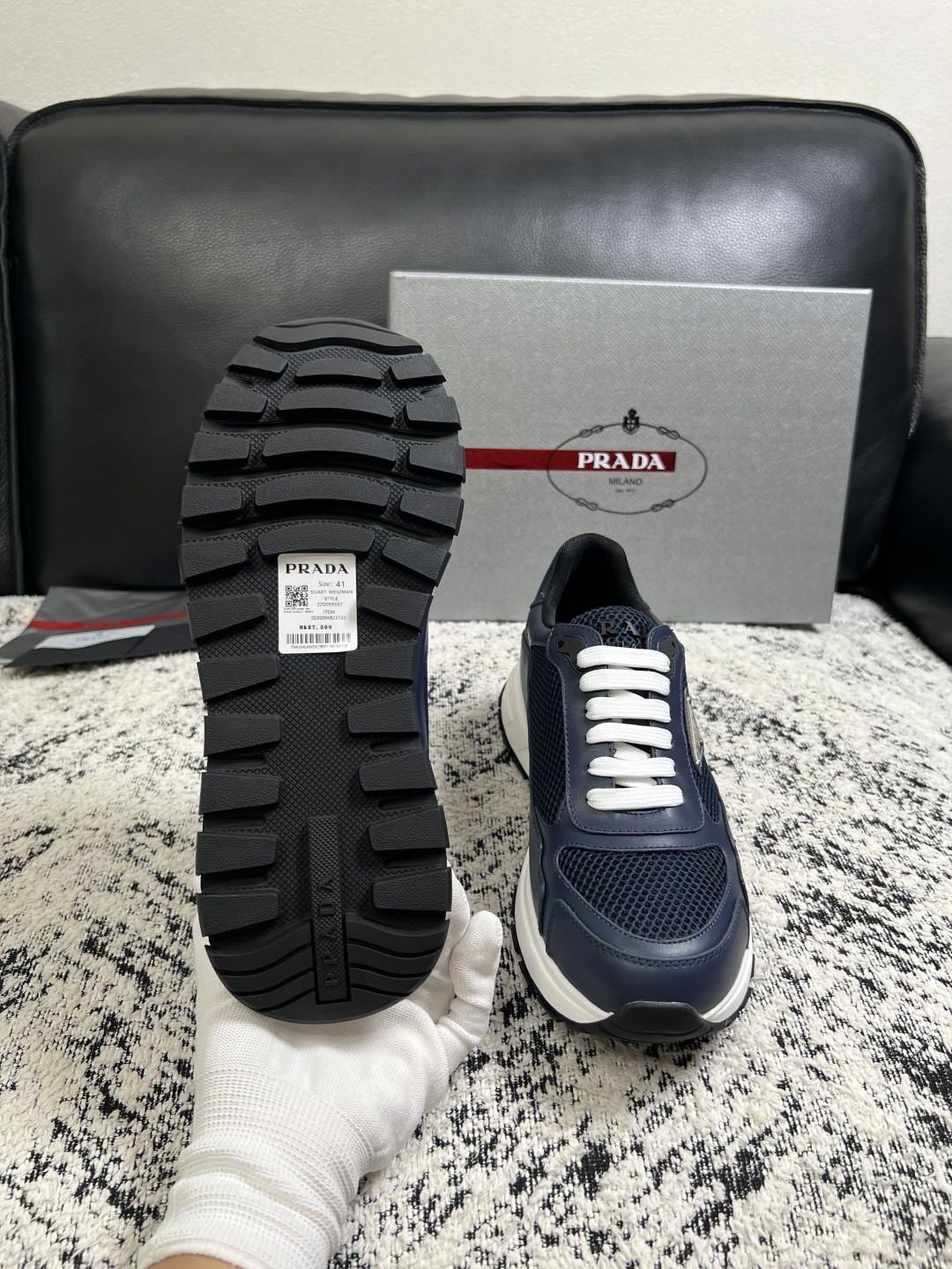 Prada  高品质  顶级工艺品，普拉达  专柜同步，原厂配置意大利进口牛皮面料，进口牛皮内里垫，透气舒适，鞋底：原厂