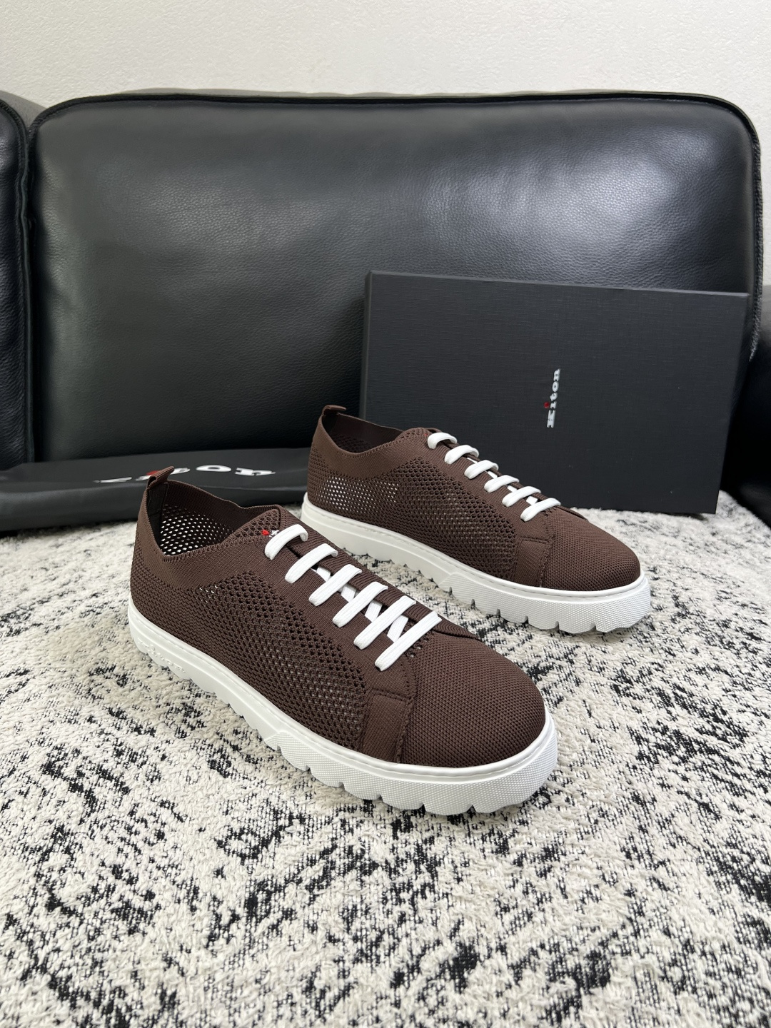 NO:956416,Just change the code without returning it. Kiton is a high-quality top handicraft. New products are synchronized at the counter. The uppers are imported cowhide fabrics from Italy, and the imported water-dyed cowhide inner pads. The original soles are specially provided by the original factory. The exclusive movable molded soles are super comfortable. The original factory follows the order, high quality, welcome to compare, code number 39-44 (customized 38 45 46 47),,cowhide19860909只换码不退 kiton 高品质顶级工艺品 专柜新品同步,鞋面意大利进口牛皮面料,进口水染牛皮内里垫,鞋底原厂特供原版底,独家活动成型底超级舒适,原厂跟单货, 高品质,欢迎对比,码数 39-44 (订做38 45 46 47),,cowhide,Men's shoes