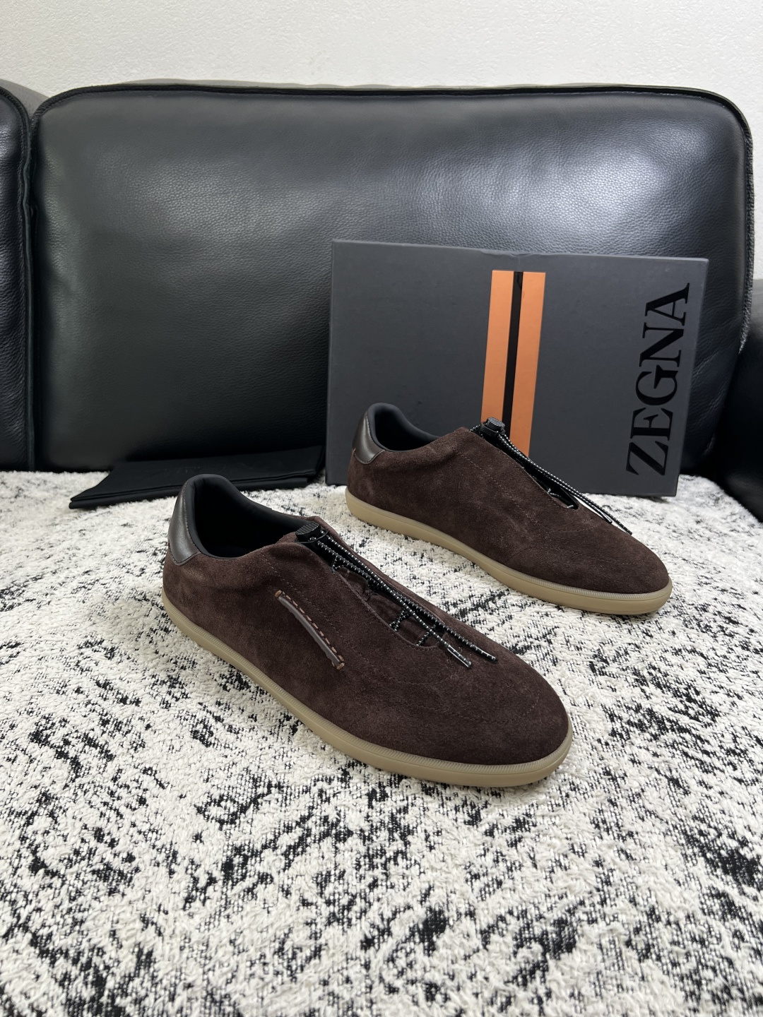 NO:956422,Only change the code without returning it. Zegna's high-quality top crafts. Zegna's new counter with original configuration, imported cowhide fabric from Italy, imported cowhide lining, breathable and comfortable. The sole is specially provided by the original factory and the original sole is super comfortable. Original and single goods are welcome to compare. The code number is 39-44 (order 45 46 47), zegna,cowhide19860909只换码不退Zegna 高品质 顶级工艺品 杰尼亚 专柜新款原厂配置,意大利进口牛皮面料,进口牛里垫,透气舒适,鞋底原厂特供原版底超级舒适,原厂跟单货 欢迎对比,码数 39-44（订 45 46 47）,,zegna,cowhide,Men's shoes