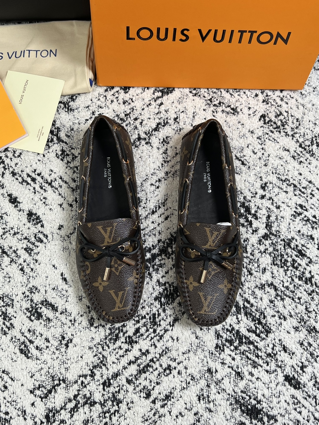 Lv  高品质  顶级工艺品  路易威登，豆豆鞋专柜同步，鞋面意大利进口，高品质拼接缤纷色彩复杂工艺品，进口牛皮里垫柔软