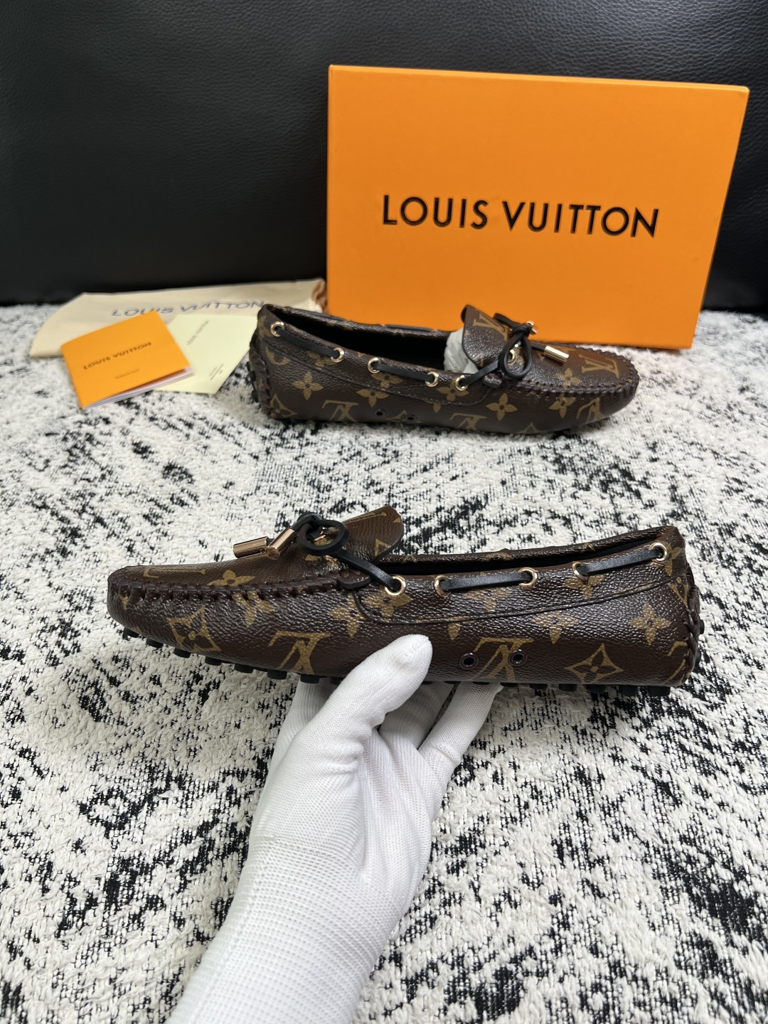 Lv  高品质  顶级工艺品  路易威登，豆豆鞋专柜同步，鞋面意大利进口，高品质拼接缤纷色彩复杂工艺品，进口牛皮里垫柔软