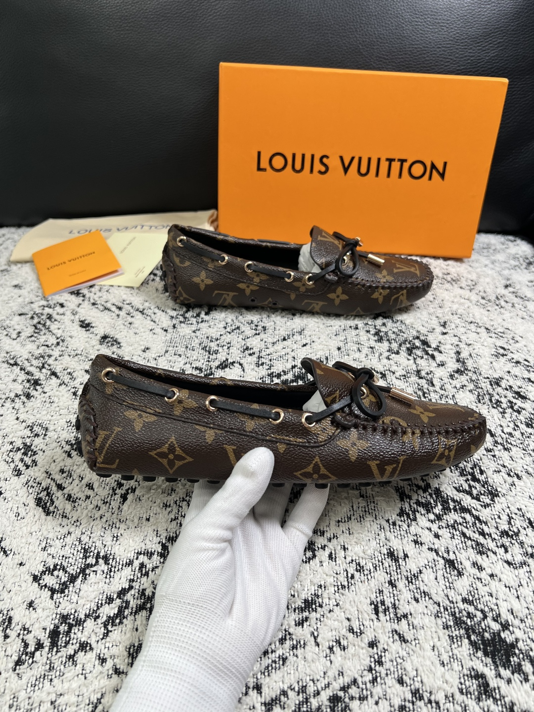 Lv  高品质  顶级工艺品  路易威登，豆豆鞋专柜同步，鞋面意大利进口，高品质拼接缤纷色彩复杂工艺品，进口牛皮里垫柔软