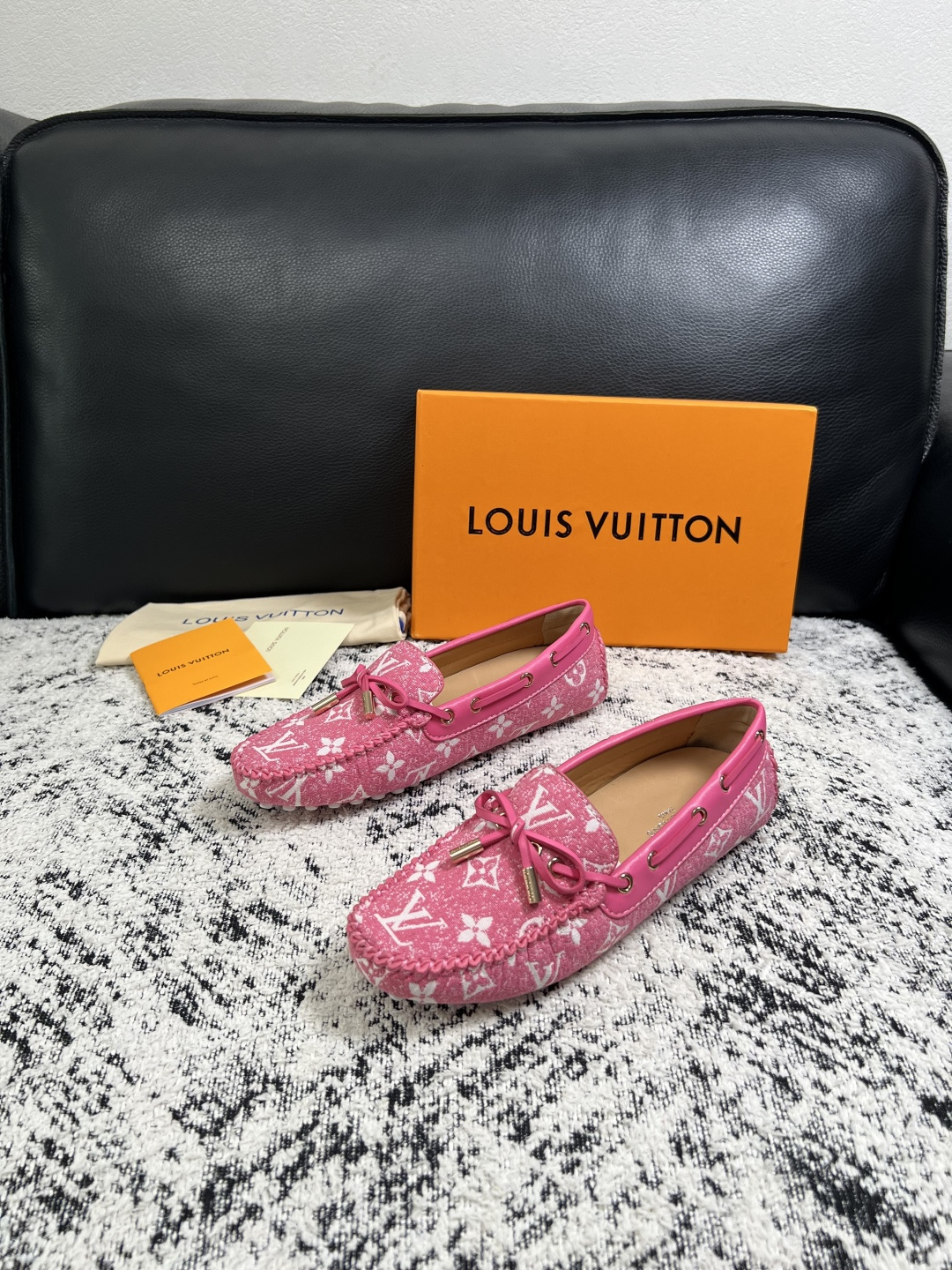 Lv  高品质  顶级工艺品  路易威登，豆豆鞋专柜同步，鞋面意大利进口，高品质拼接缤纷色彩复杂工艺品，进口牛皮里垫柔软