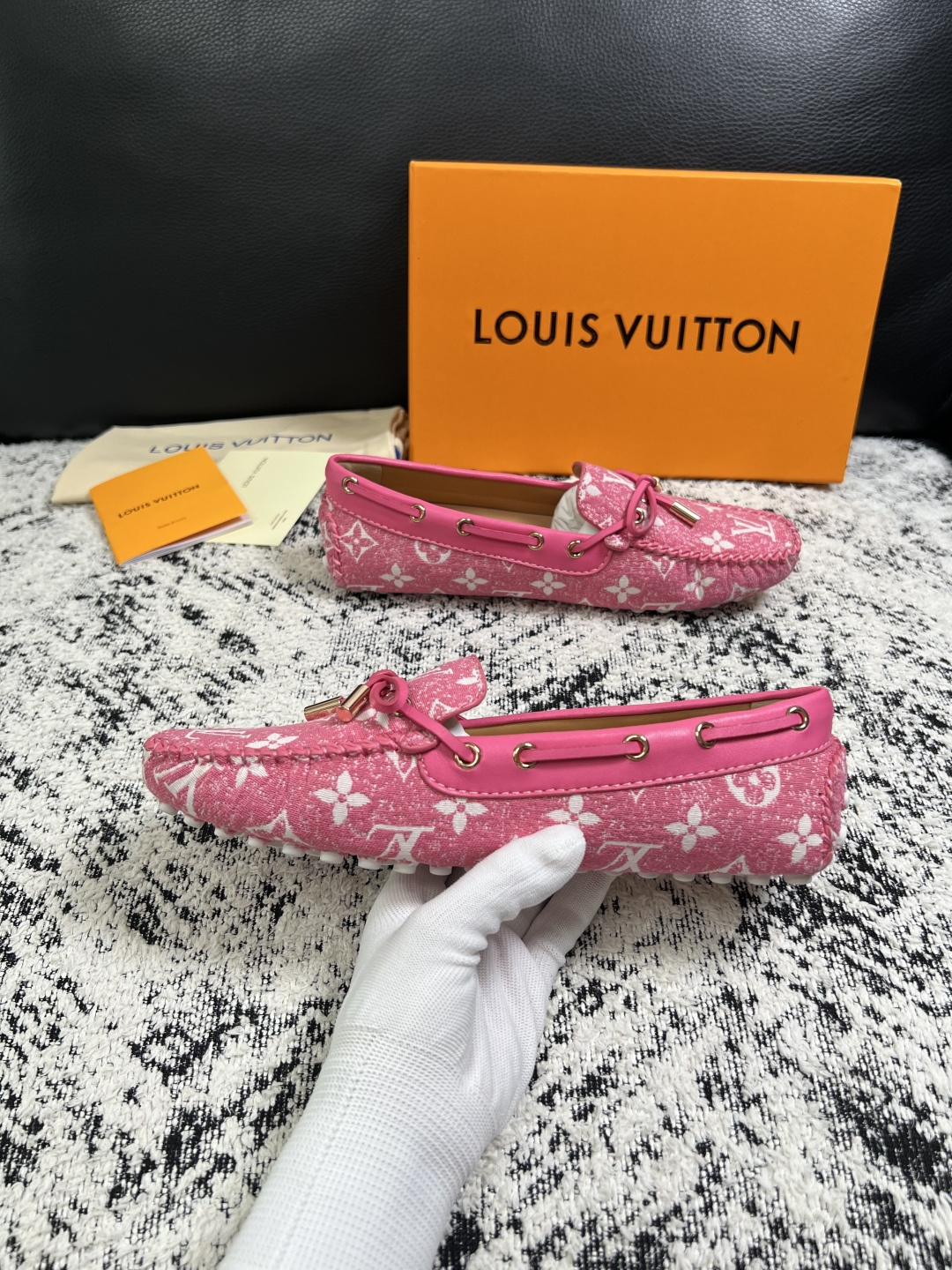 Lv  高品质  顶级工艺品  路易威登，豆豆鞋专柜同步，鞋面意大利进口，高品质拼接缤纷色彩复杂工艺品，进口牛皮里垫柔软