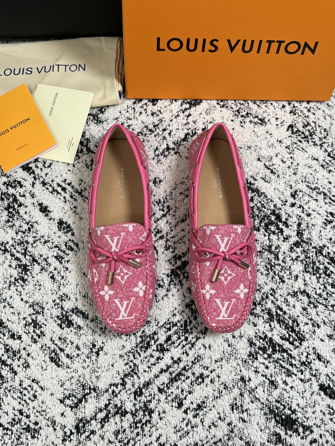Lv  高品质  顶级工艺品  路易威登，豆豆鞋专柜同步，鞋面意大利进口，高品质拼接缤纷色彩复杂工艺品，进口牛皮里垫柔软