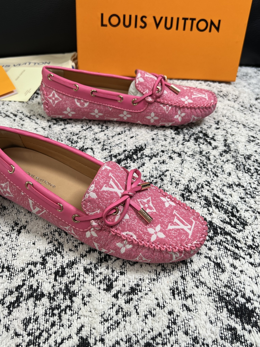 Lv  高品质  顶级工艺品  路易威登，豆豆鞋专柜同步，鞋面意大利进口，高品质拼接缤纷色彩复杂工艺品，进口牛皮里垫柔软