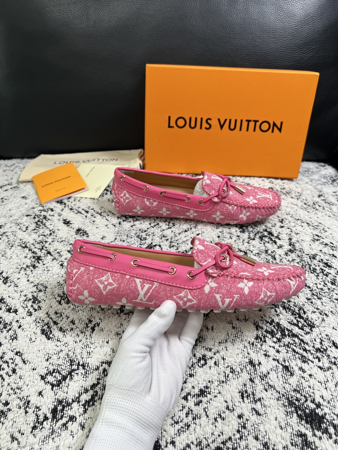 Lv  高品质  顶级工艺品  路易威登，豆豆鞋专柜同步，鞋面意大利进口，高品质拼接缤纷色彩复杂工艺品，进口牛皮里垫柔软