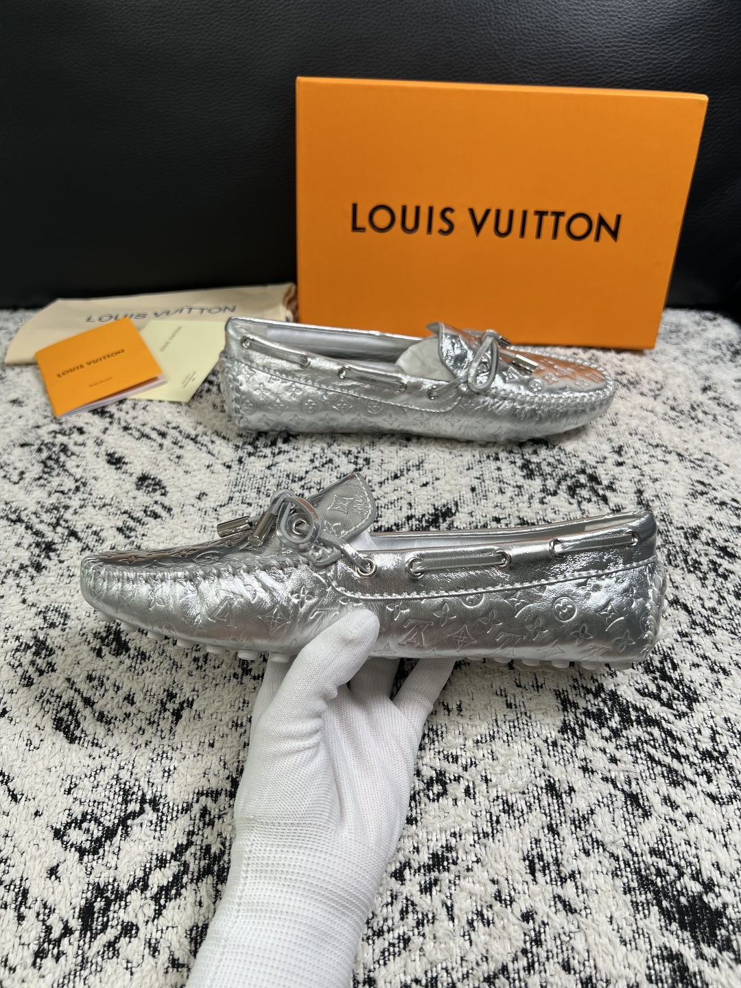 Lv  高品质  顶级工艺品  路易威登，豆豆鞋专柜同步，鞋面意大利进口，高品质拼接缤纷色彩复杂工艺品，进口牛皮里垫柔软
