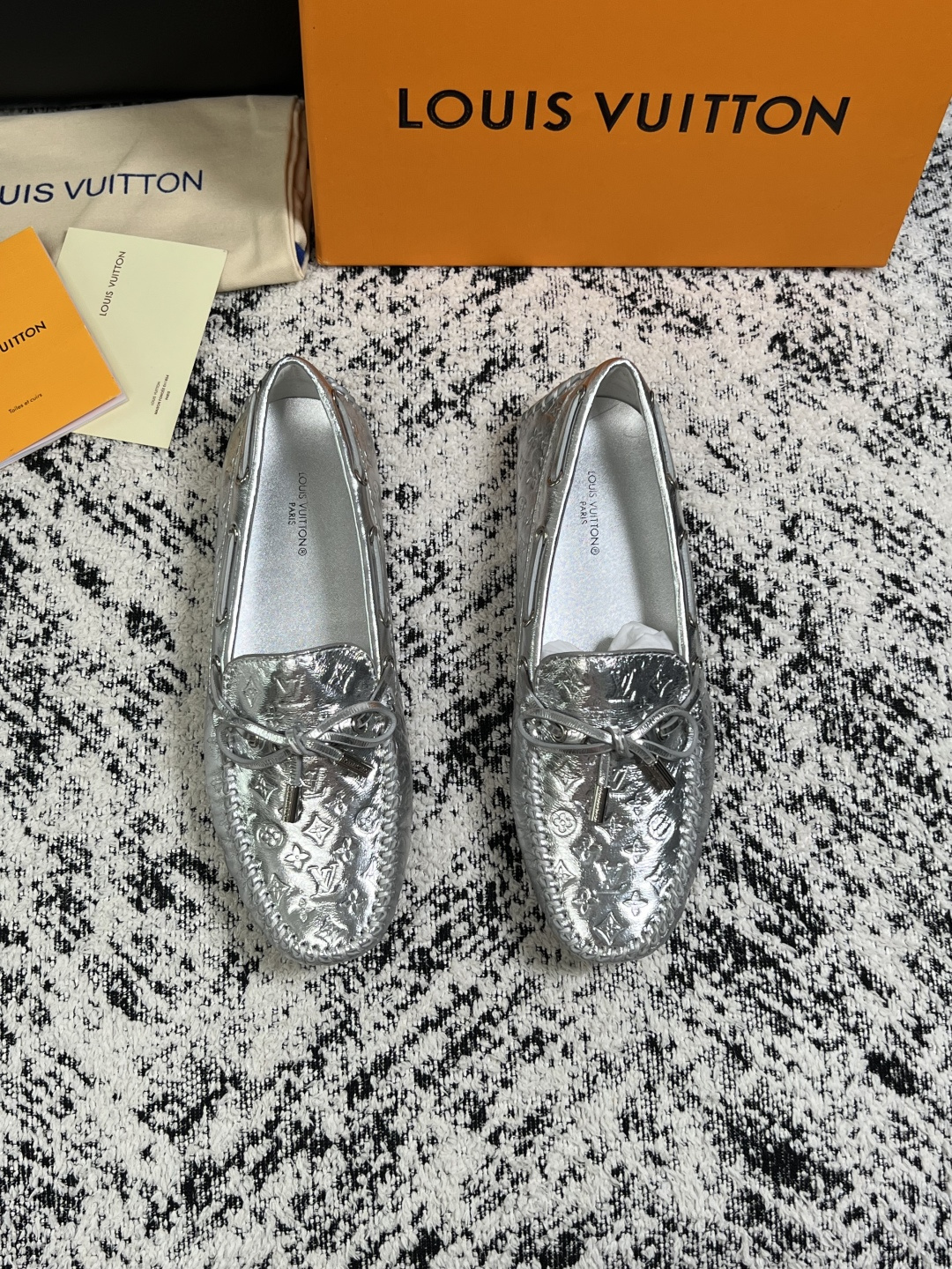 Lv  高品质  顶级工艺品  路易威登，豆豆鞋专柜同步，鞋面意大利进口，高品质拼接缤纷色彩复杂工艺品，进口牛皮里垫柔软