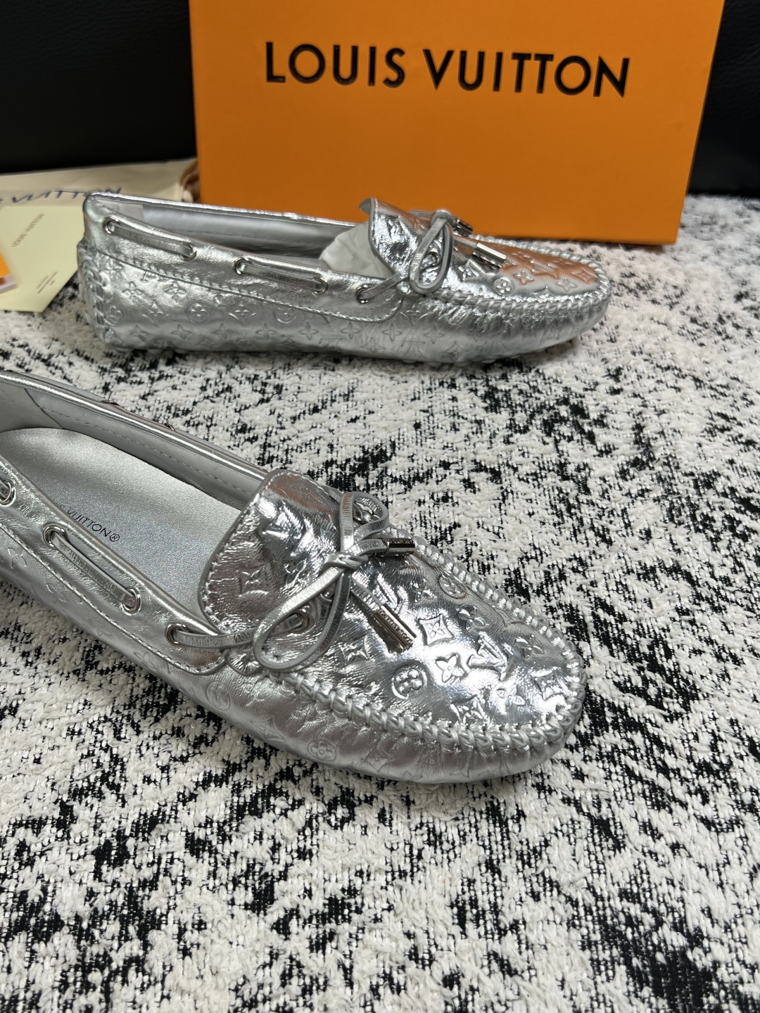 Lv  高品质  顶级工艺品  路易威登，豆豆鞋专柜同步，鞋面意大利进口，高品质拼接缤纷色彩复杂工艺品，进口牛皮里垫柔软