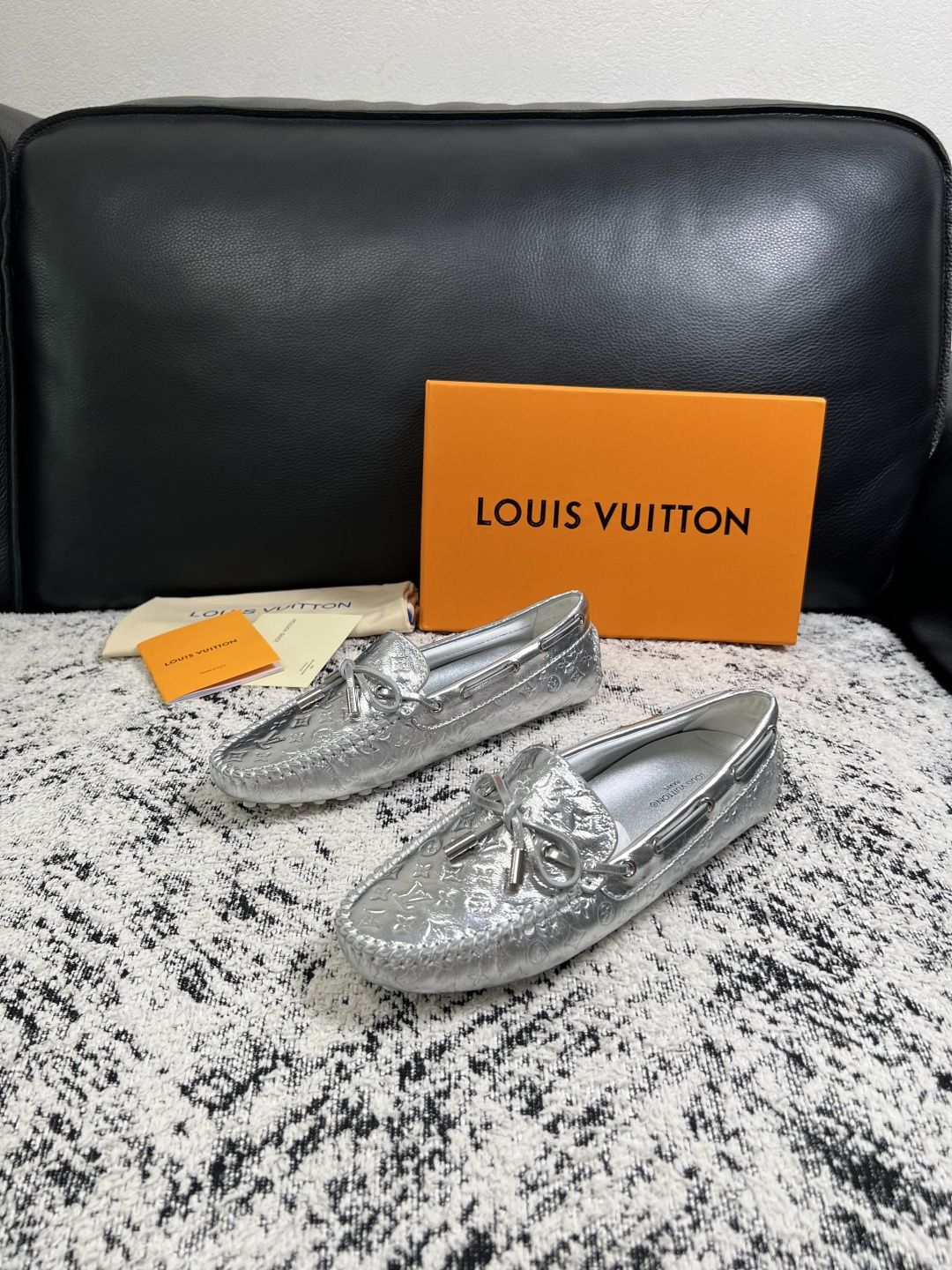 Lv  高品质  顶级工艺品  路易威登，豆豆鞋专柜同步，鞋面意大利进口，高品质拼接缤纷色彩复杂工艺品，进口牛皮里垫柔软