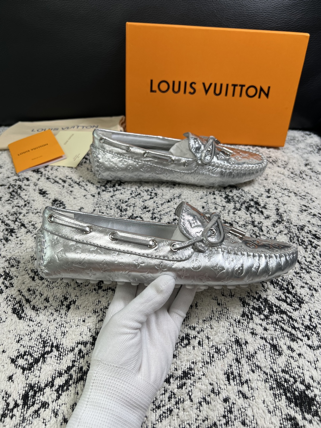 Lv  高品质  顶级工艺品  路易威登，豆豆鞋专柜同步，鞋面意大利进口，高品质拼接缤纷色彩复杂工艺品，进口牛皮里垫柔软
