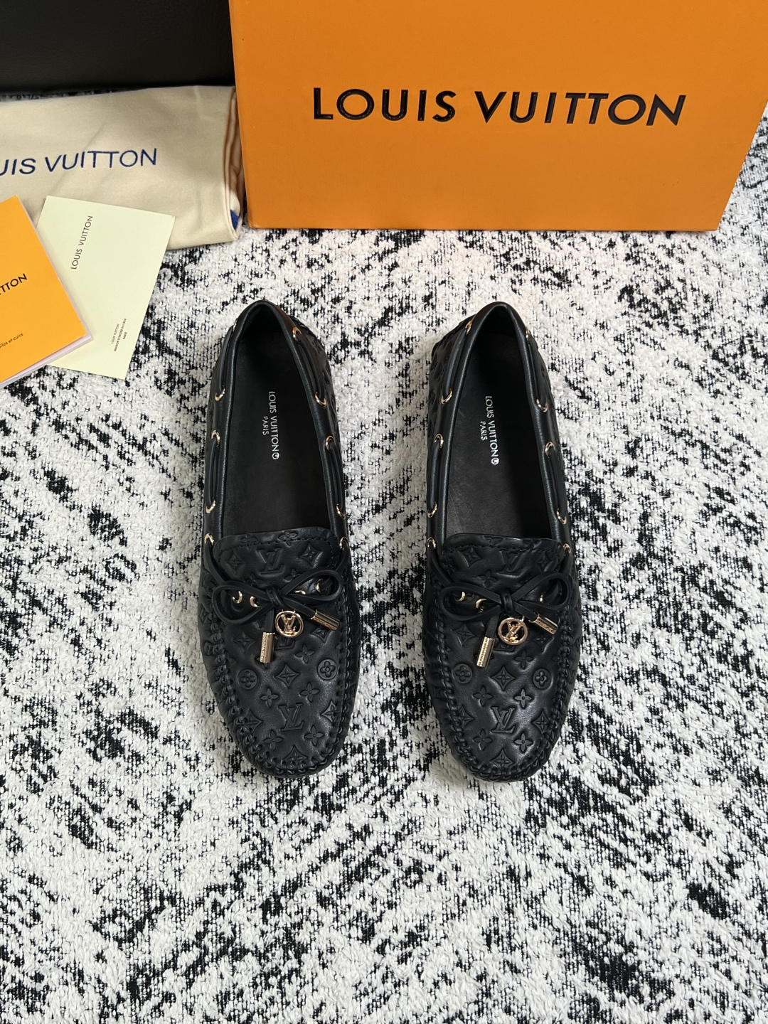 Lv  高品质  顶级工艺品  路易威登，豆豆鞋专柜同步，鞋面意大利进口，高品质拼接缤纷色彩复杂工艺品，进口牛皮里垫柔软