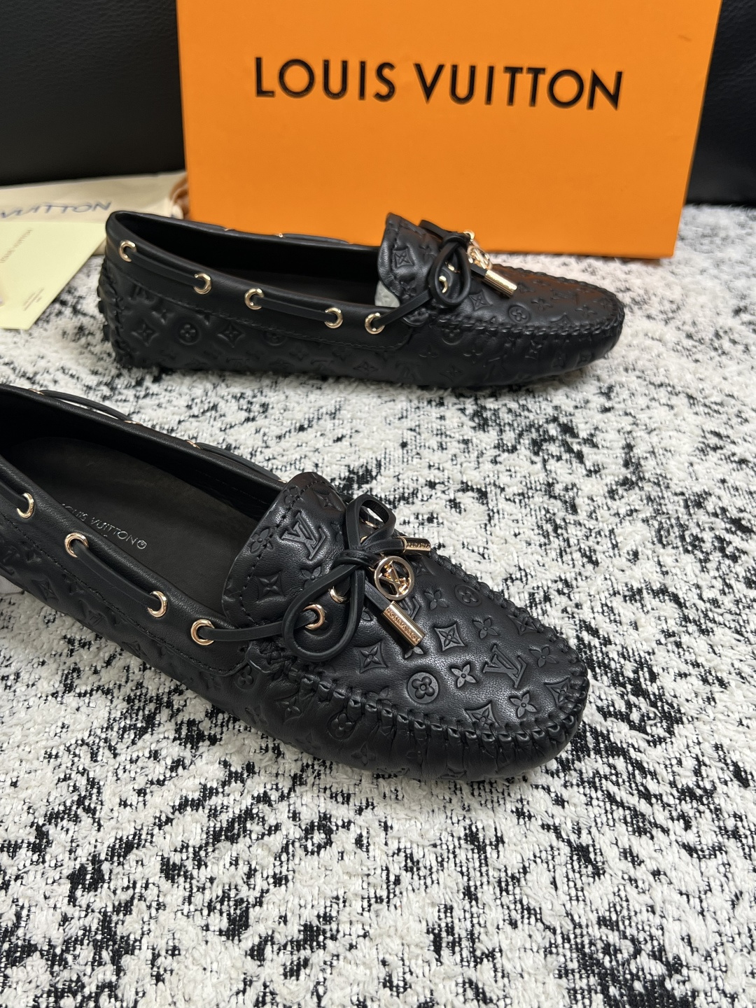 Lv  高品质  顶级工艺品  路易威登，豆豆鞋专柜同步，鞋面意大利进口，高品质拼接缤纷色彩复杂工艺品，进口牛皮里垫柔软