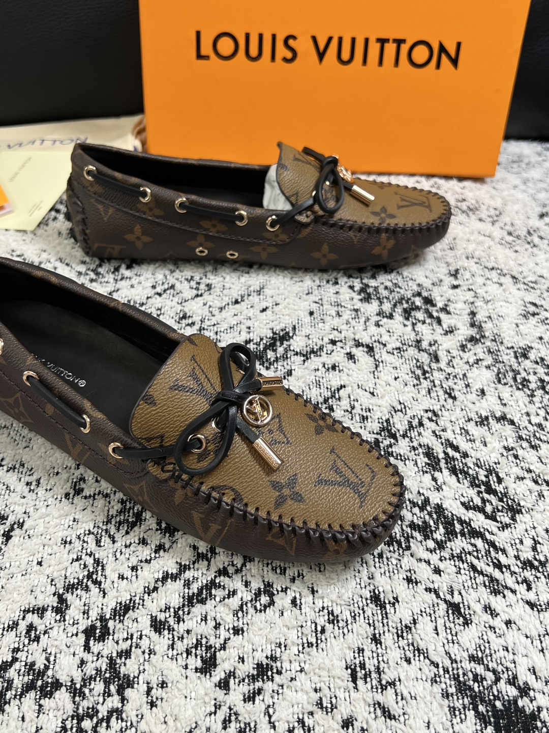 Lv  高品质  顶级工艺品  路易威登，豆豆鞋专柜同步，鞋面意大利进口，高品质拼接缤纷色彩复杂工艺品，进口牛皮里垫柔软