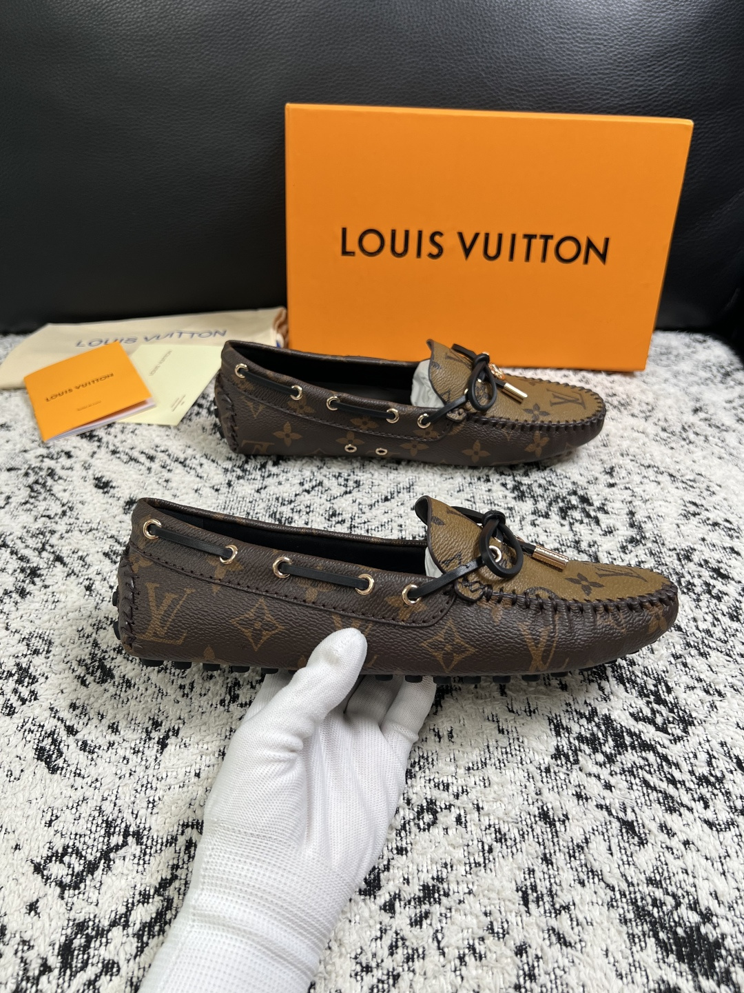 Lv  高品质  顶级工艺品  路易威登，豆豆鞋专柜同步，鞋面意大利进口，高品质拼接缤纷色彩复杂工艺品，进口牛皮里垫柔软