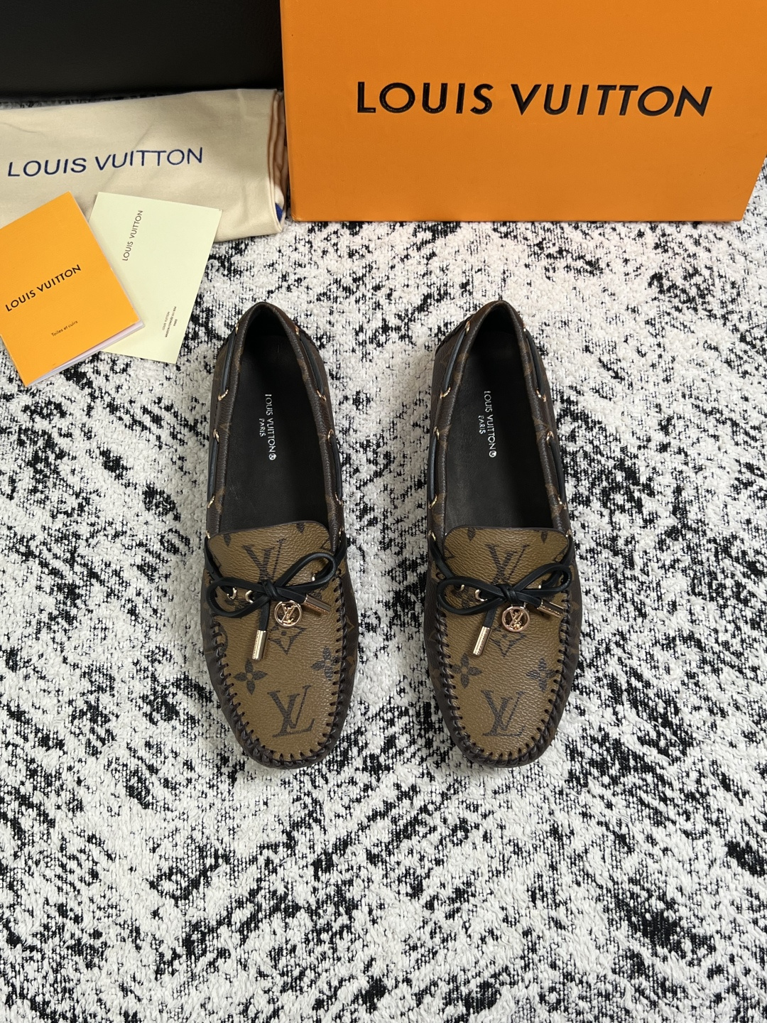 Lv  高品质  顶级工艺品  路易威登，豆豆鞋专柜同步，鞋面意大利进口，高品质拼接缤纷色彩复杂工艺品，进口牛皮里垫柔软