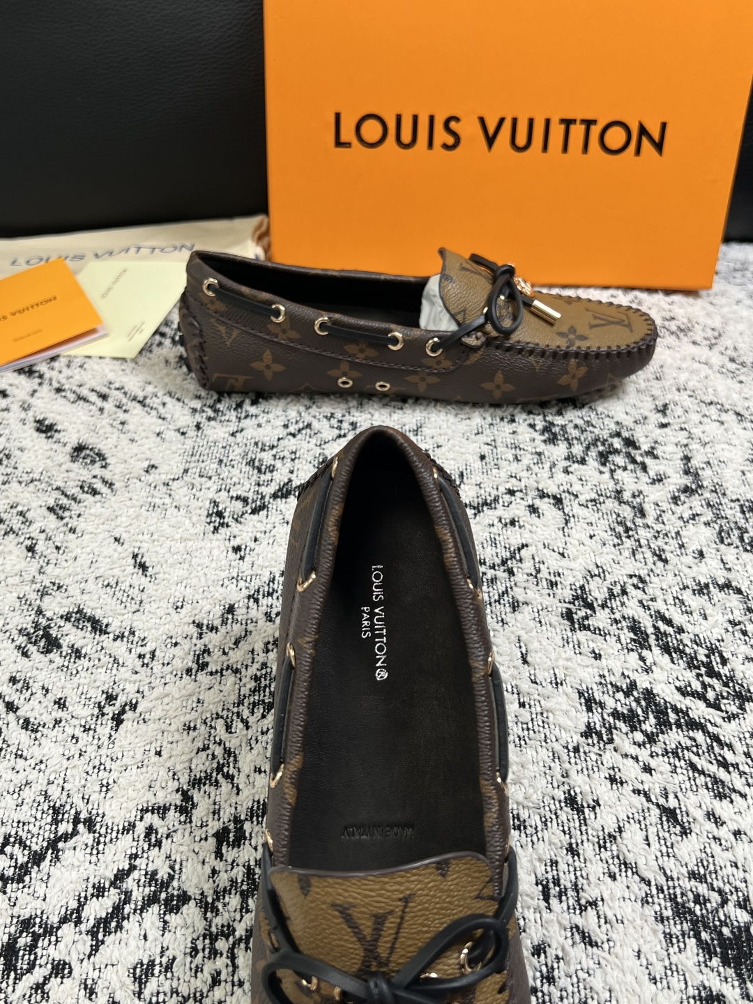 Lv  高品质  顶级工艺品  路易威登，豆豆鞋专柜同步，鞋面意大利进口，高品质拼接缤纷色彩复杂工艺品，进口牛皮里垫柔软
