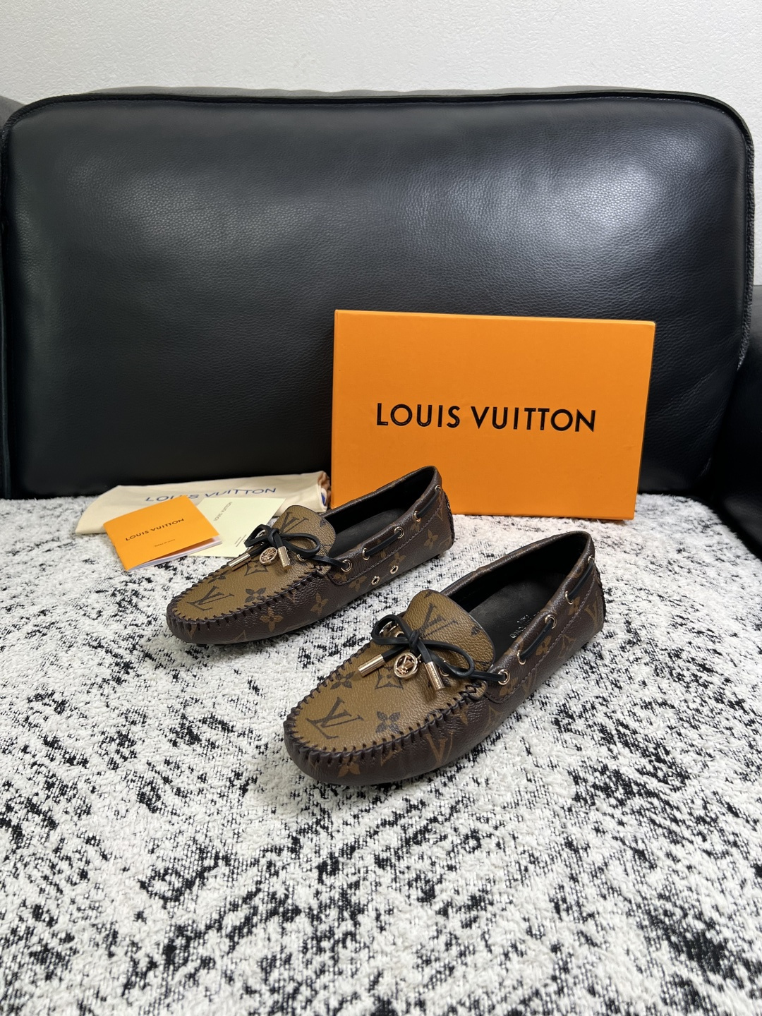 Lv  高品质  顶级工艺品  路易威登，豆豆鞋专柜同步，鞋面意大利进口，高品质拼接缤纷色彩复杂工艺品，进口牛皮里垫柔软