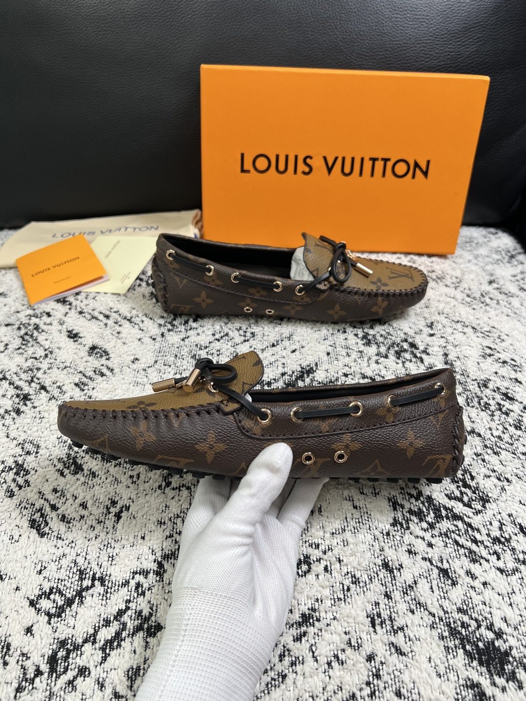 Lv  高品质  顶级工艺品  路易威登，豆豆鞋专柜同步，鞋面意大利进口，高品质拼接缤纷色彩复杂工艺品，进口牛皮里垫柔软