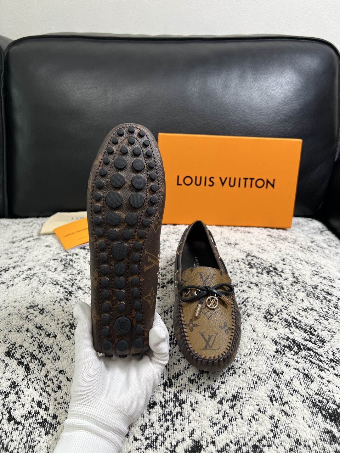 Lv  高品质  顶级工艺品  路易威登，豆豆鞋专柜同步，鞋面意大利进口，高品质拼接缤纷色彩复杂工艺品，进口牛皮里垫柔软
