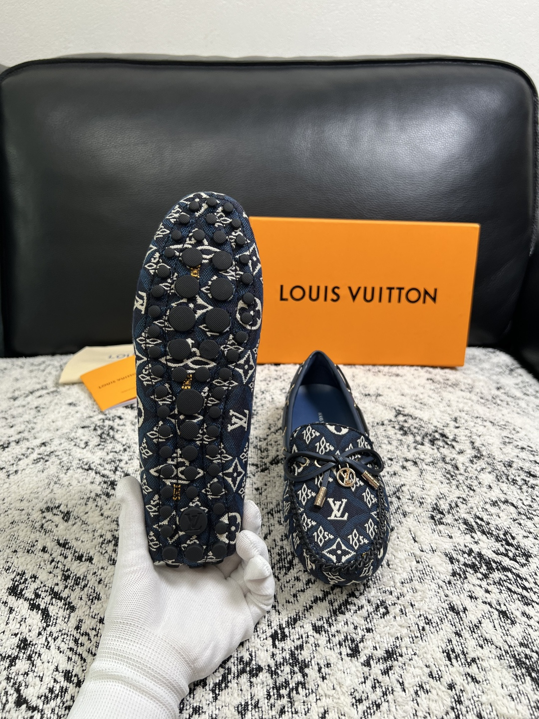 Lv  高品质  顶级工艺品  路易威登，豆豆鞋专柜同步，鞋面意大利进口，高品质拼接缤纷色彩复杂工艺品，进口牛皮里垫柔软