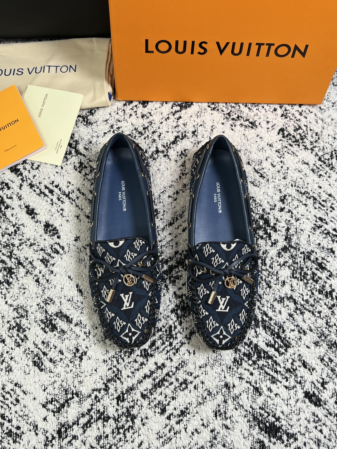 Lv  高品质  顶级工艺品  路易威登，豆豆鞋专柜同步，鞋面意大利进口，高品质拼接缤纷色彩复杂工艺品，进口牛皮里垫柔软