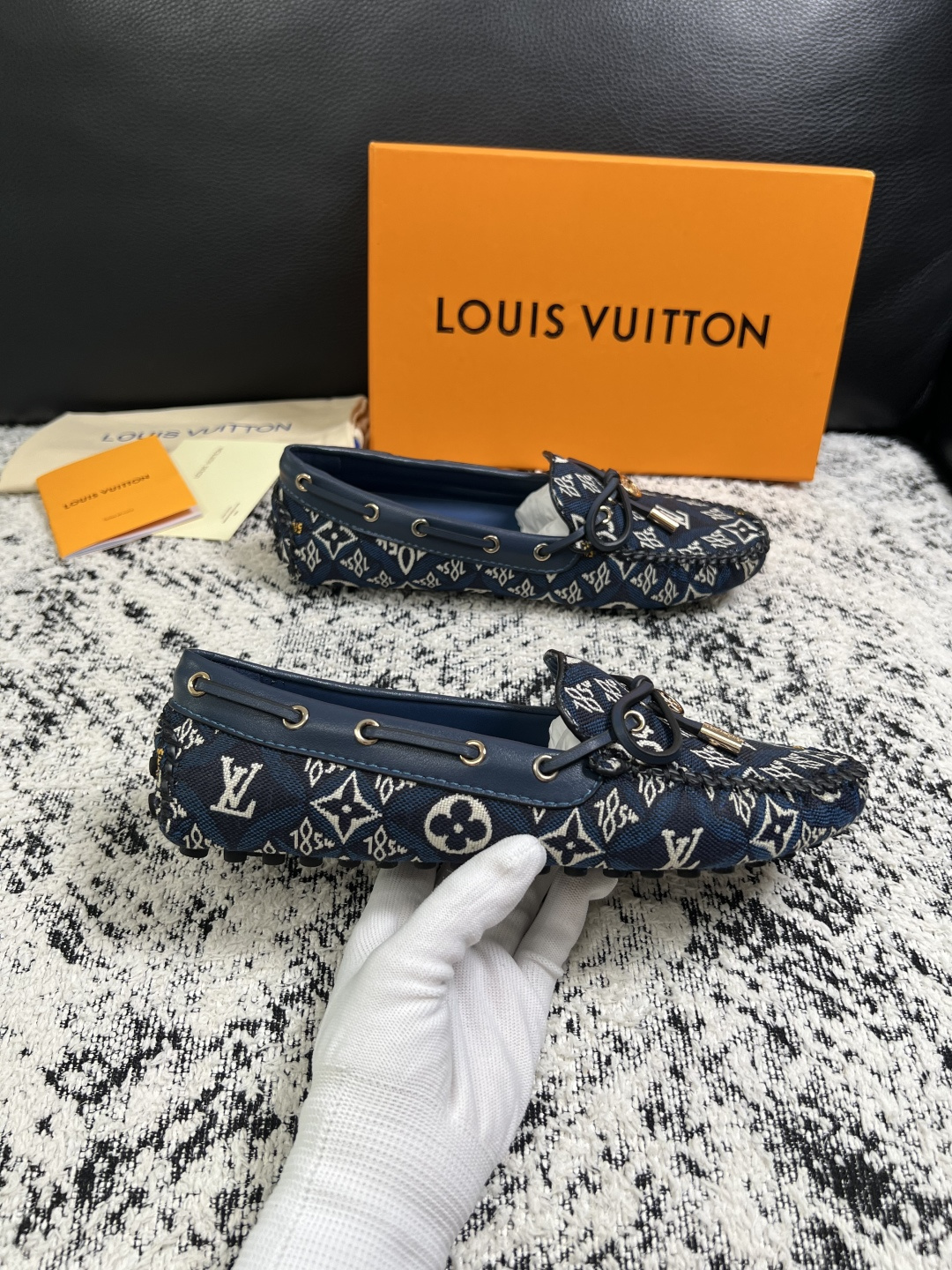 Lv  高品质  顶级工艺品  路易威登，豆豆鞋专柜同步，鞋面意大利进口，高品质拼接缤纷色彩复杂工艺品，进口牛皮里垫柔软