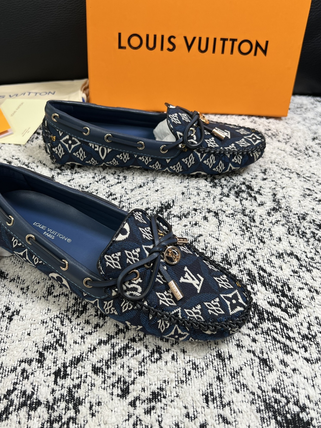 Lv  高品质  顶级工艺品  路易威登，豆豆鞋专柜同步，鞋面意大利进口，高品质拼接缤纷色彩复杂工艺品，进口牛皮里垫柔软