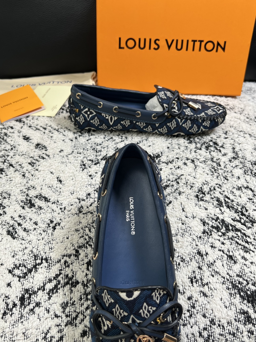 Lv  高品质  顶级工艺品  路易威登，豆豆鞋专柜同步，鞋面意大利进口，高品质拼接缤纷色彩复杂工艺品，进口牛皮里垫柔软