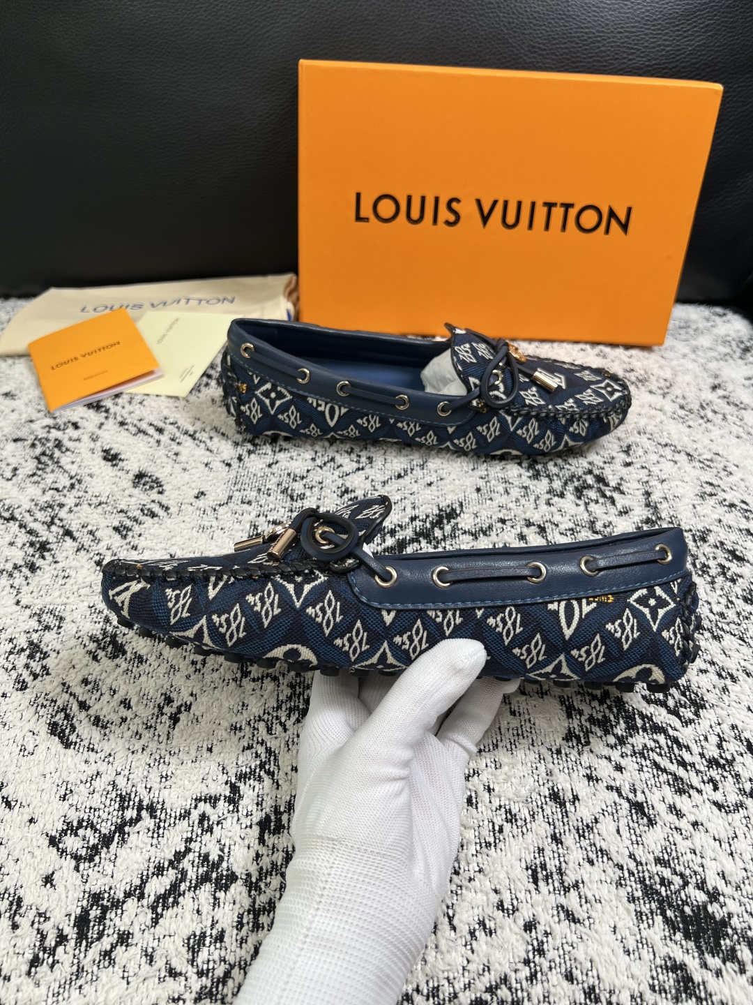 Lv  高品质  顶级工艺品  路易威登，豆豆鞋专柜同步，鞋面意大利进口，高品质拼接缤纷色彩复杂工艺品，进口牛皮里垫柔软