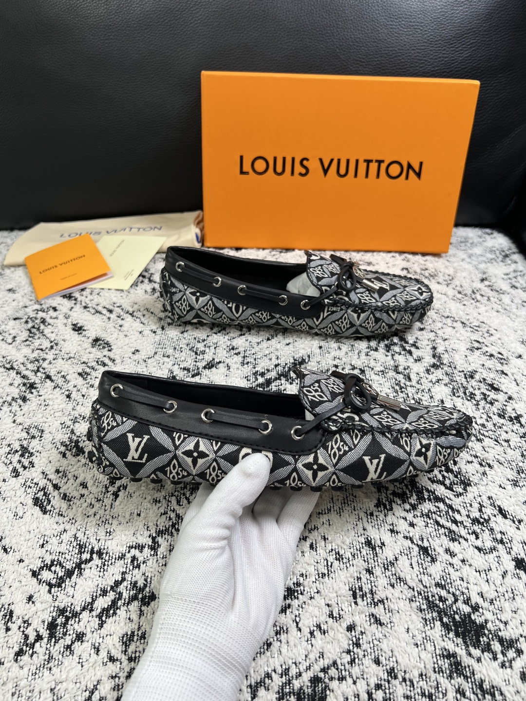 Lv  高品质  顶级工艺品  路易威登，豆豆鞋专柜同步，鞋面意大利进口，高品质拼接缤纷色彩复杂工艺品，进口牛皮里垫柔软