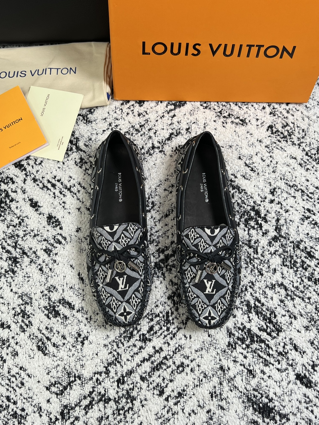 Lv  高品质  顶级工艺品  路易威登，豆豆鞋专柜同步，鞋面意大利进口，高品质拼接缤纷色彩复杂工艺品，进口牛皮里垫柔软